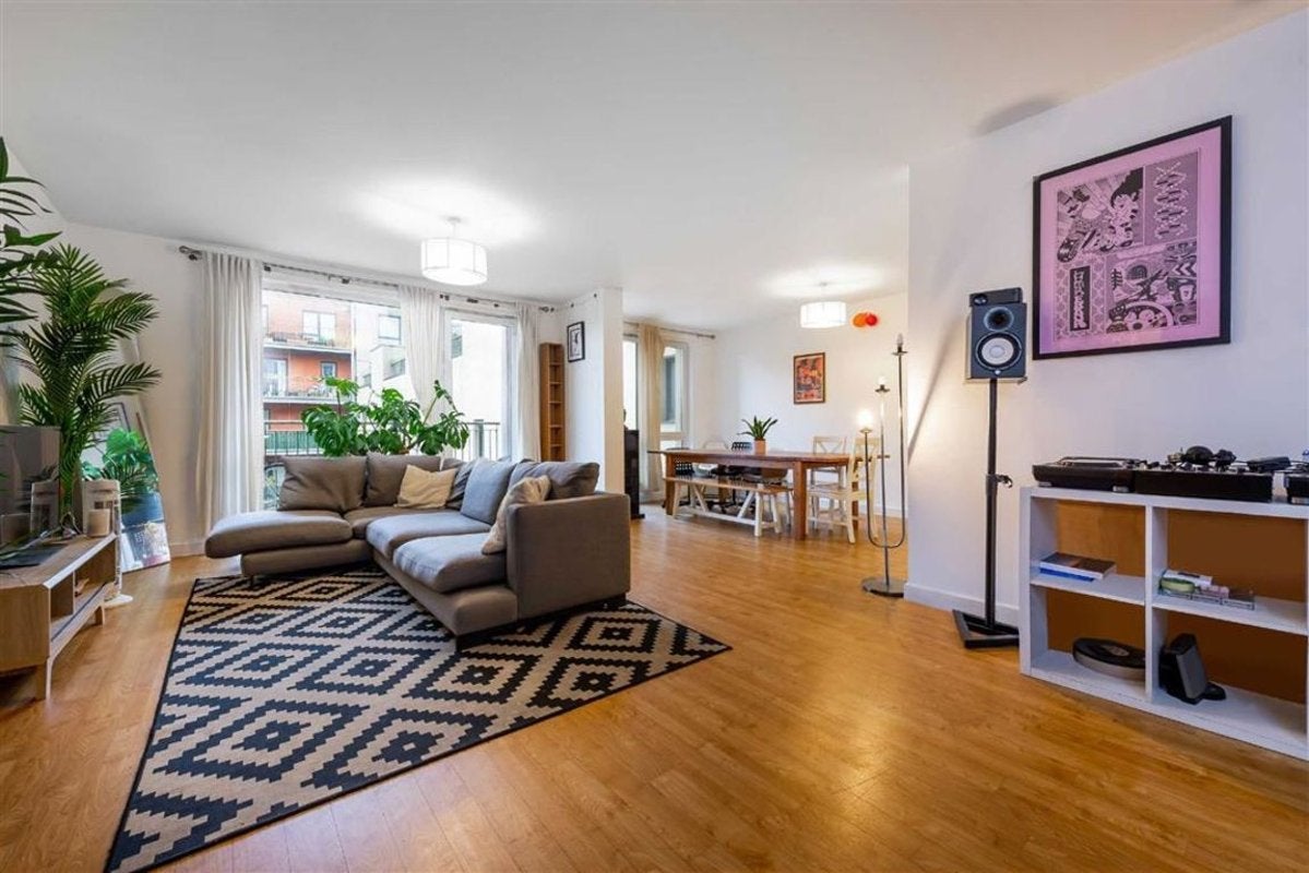 Flat Hackney Road in Greater London
