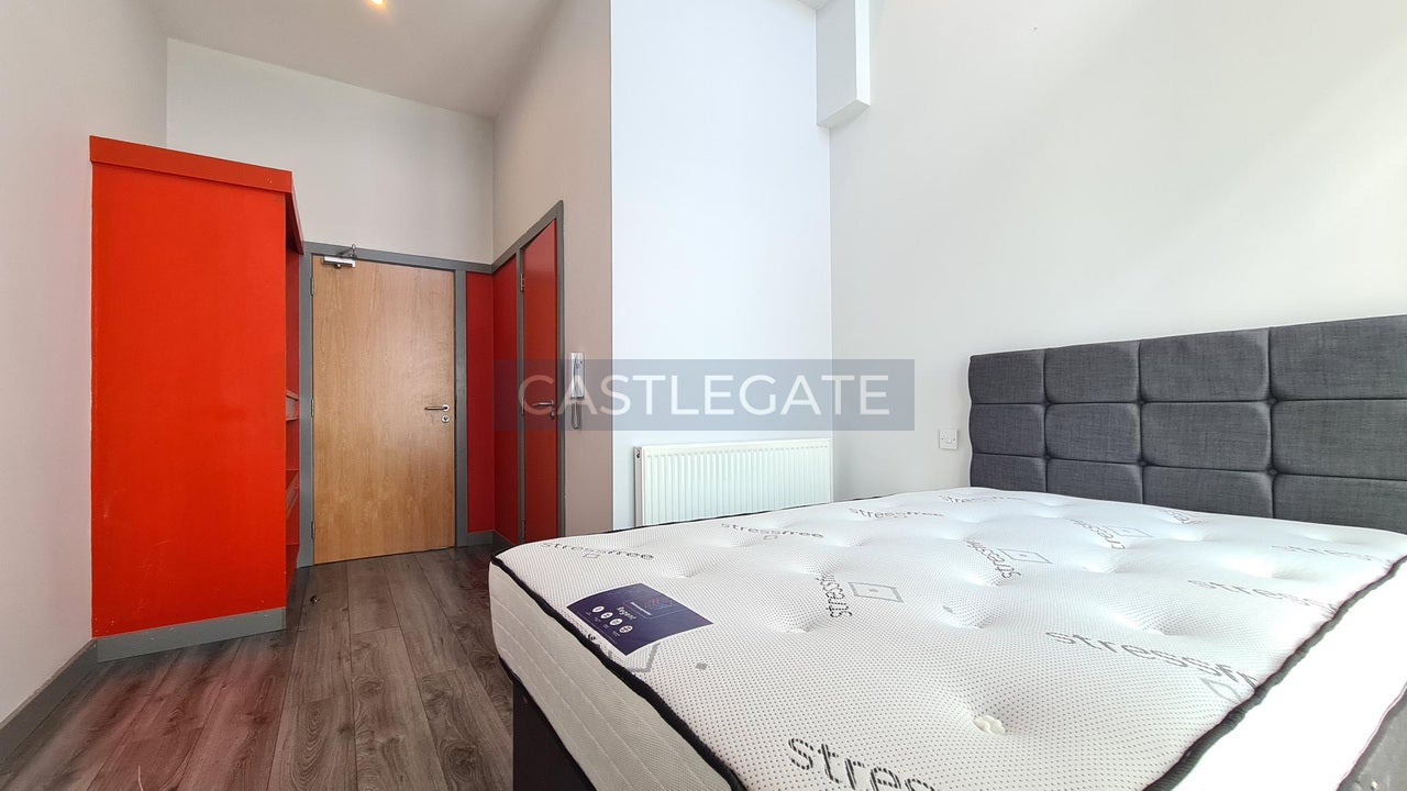 Room Half Moon Street in Kirklees