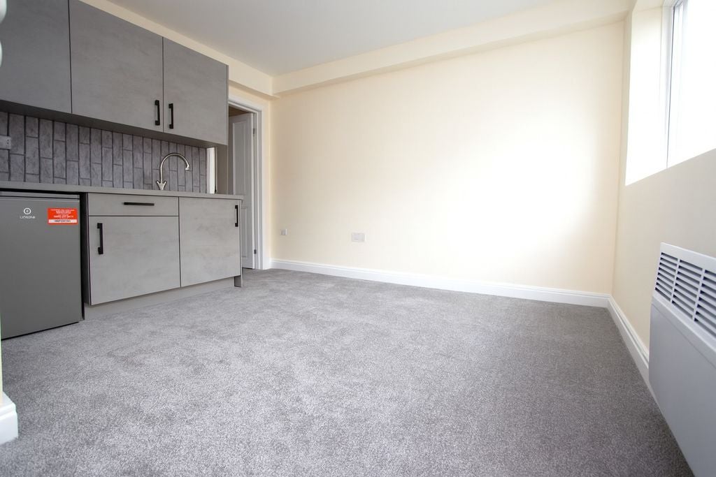 Room St Edmunds Close in Greater London