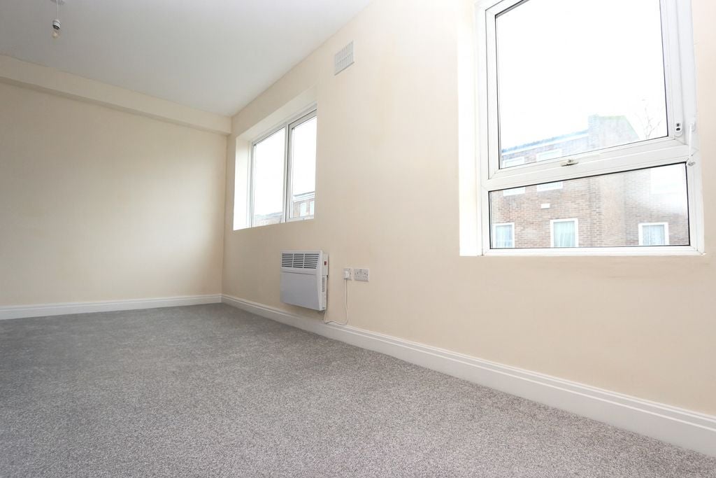 Room St Edmunds Close in Greater London