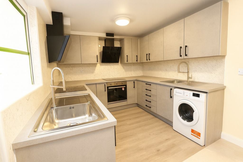 Room St Edmunds Close in Greater London