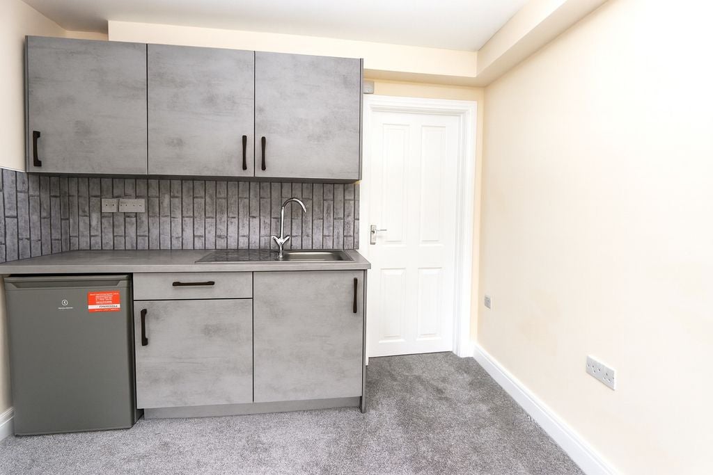 Room St Edmunds Close in Greater London