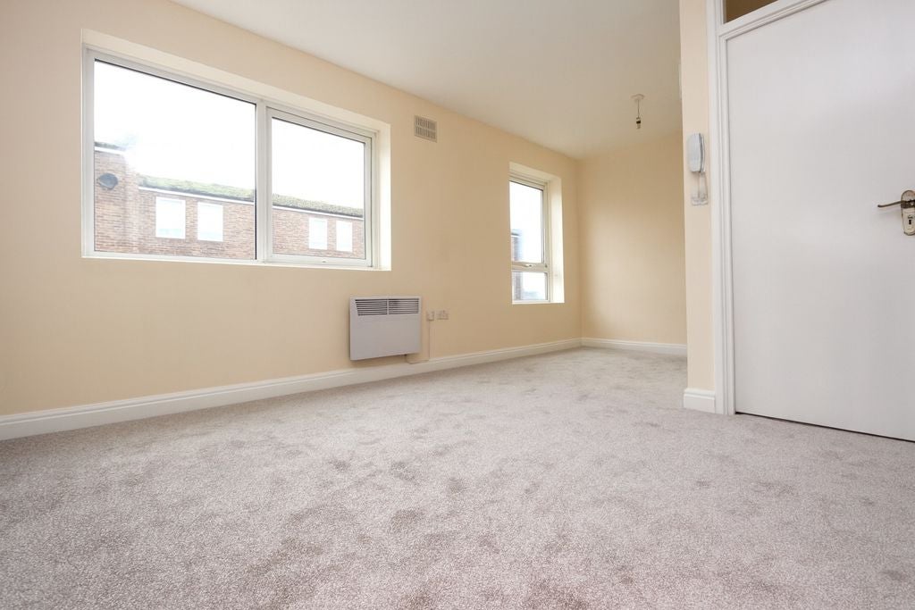 Room St Edmunds Close in Greater London