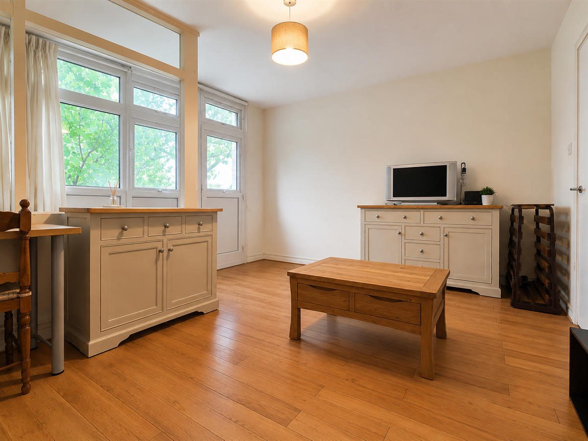 Flat Ossulston Street in Greater London
