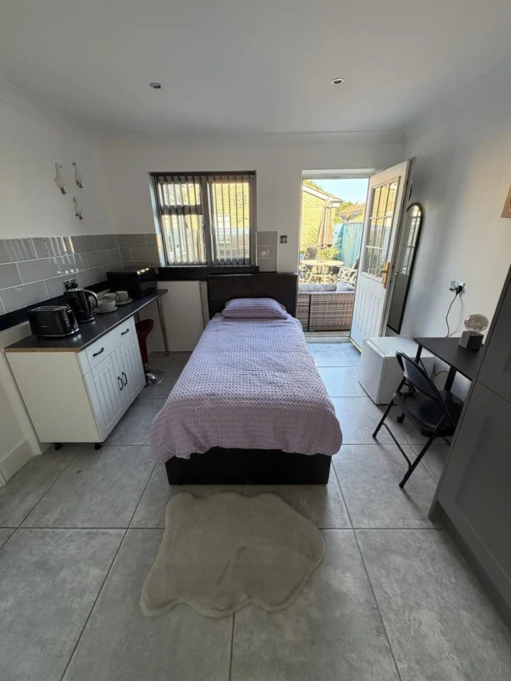 Room Gore Road in Dartford