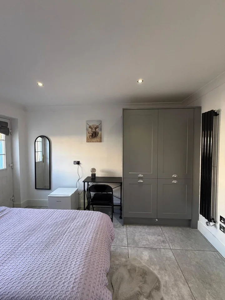 Room Gore Road in Dartford