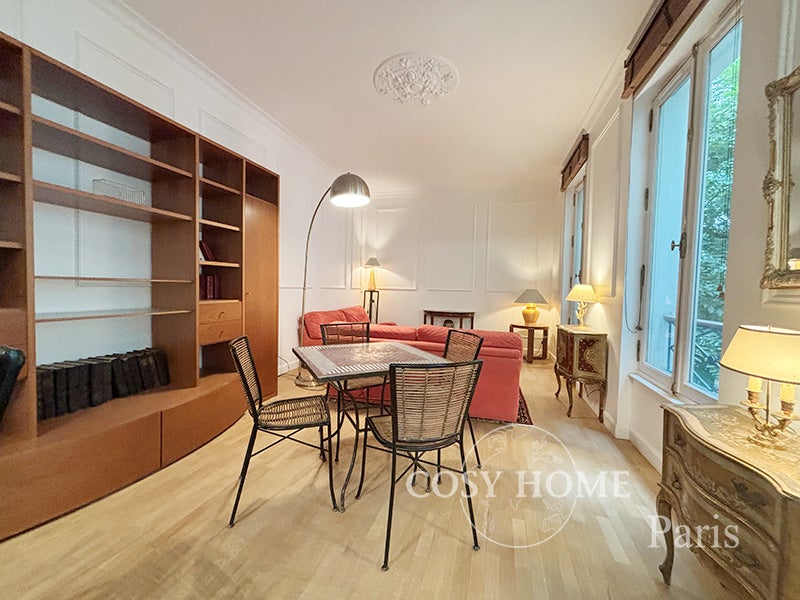 Flat Rue de la Paix in Paris