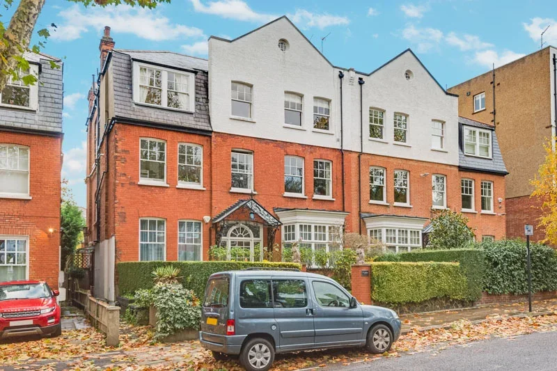 Flat Heath Drive in Greater London