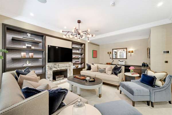 House Eaton Square in City of Westminster