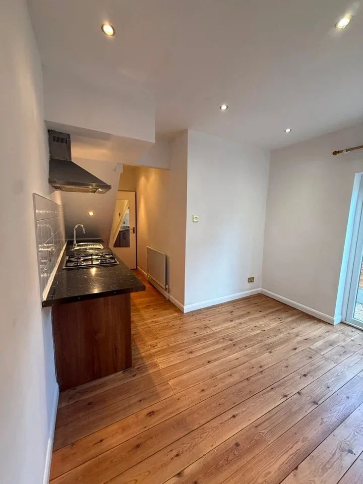 Flat Chelmer Road in Greater London