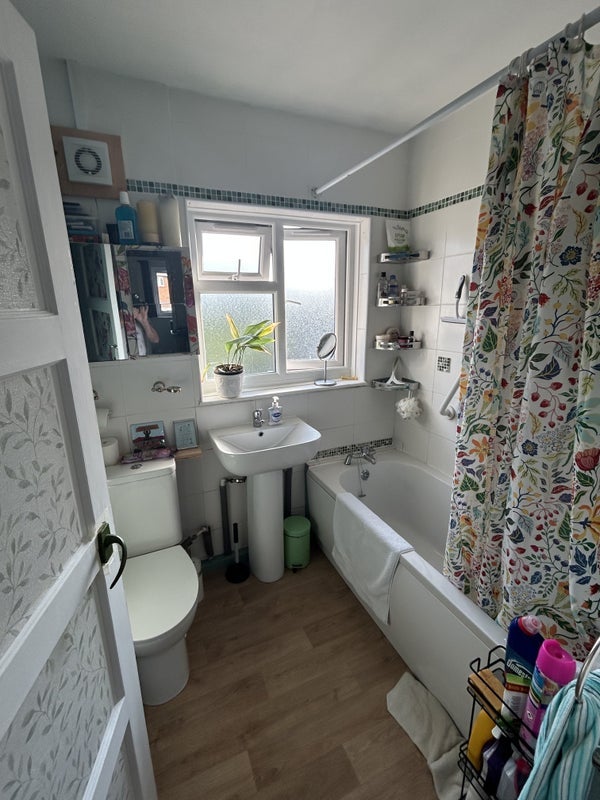 Room Sheppard Road in Bristol