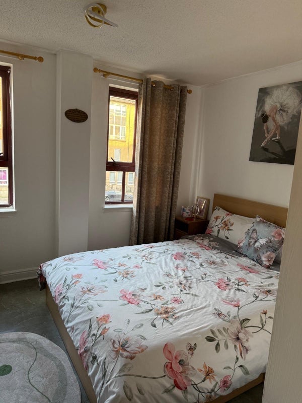 Room Errol Gardens in Glasgow