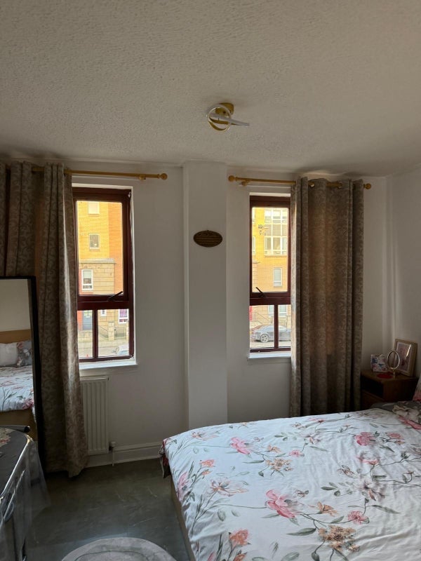 Room Errol Gardens in Glasgow