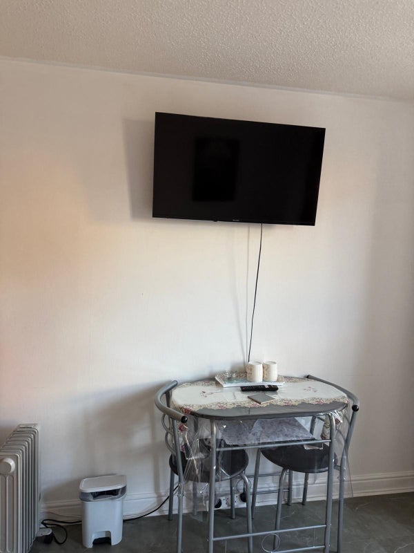 Room Errol Gardens in Glasgow