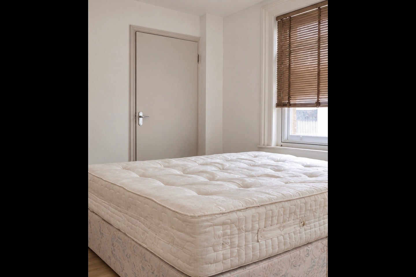 Flat Waterson Street in Greater London