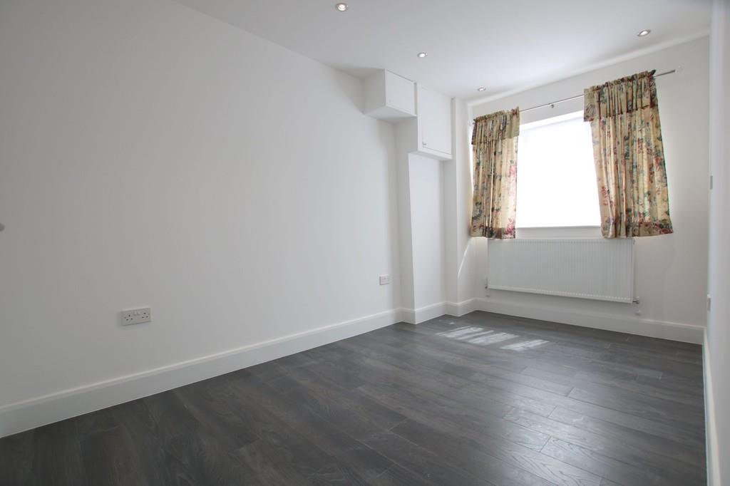 Flat Glebe Road in Greater London