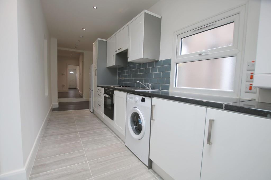 Flat Glebe Road in Greater London
