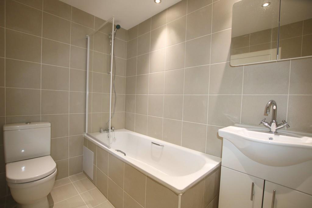 Flat Glebe Road in Greater London