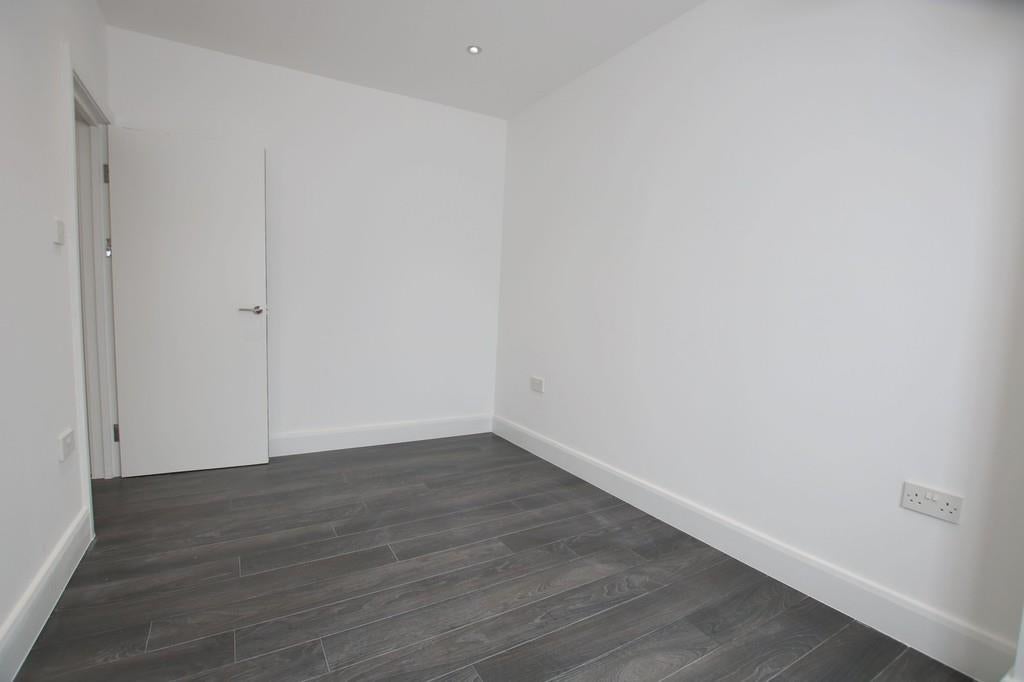 Flat Glebe Road in Greater London