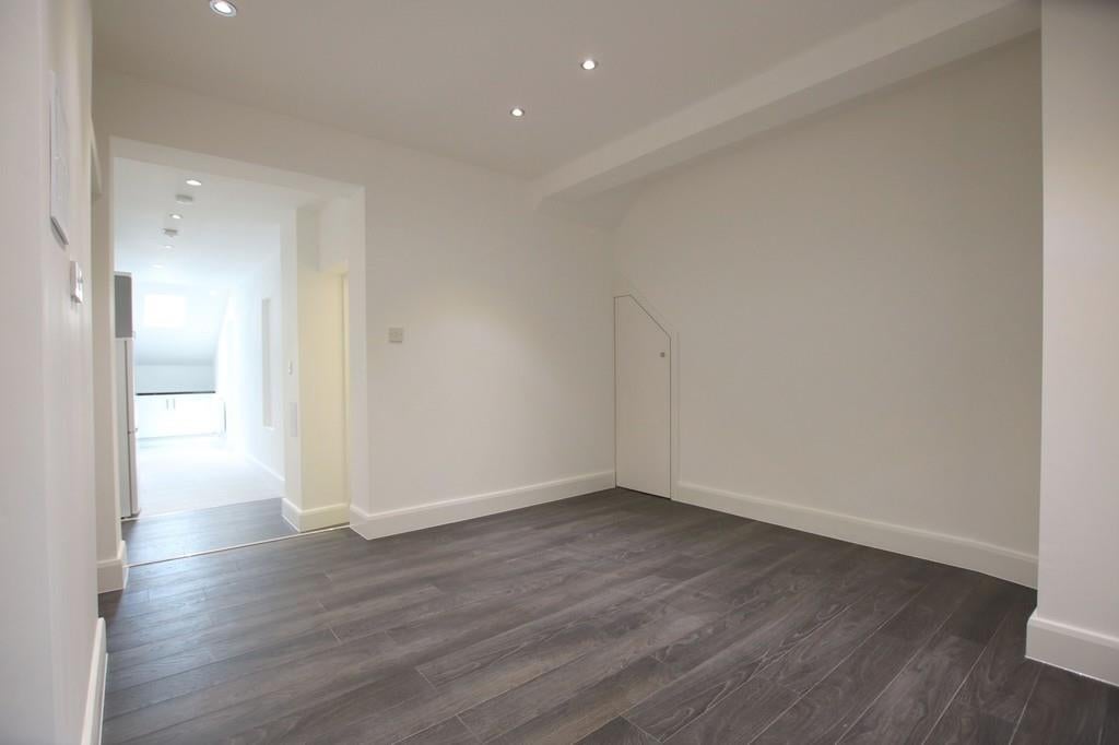 Flat Glebe Road in Greater London