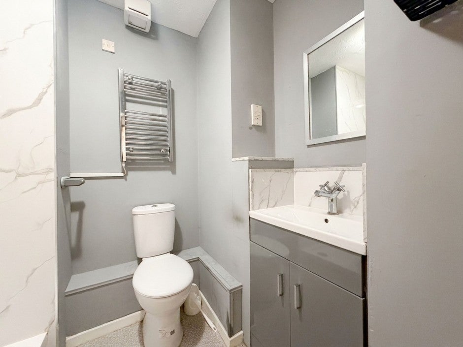 Flat Pinn Path in Greater London