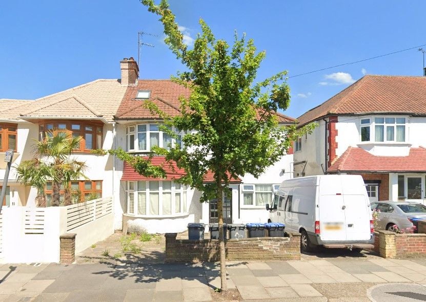 Flat Park Avenue North in Greater London