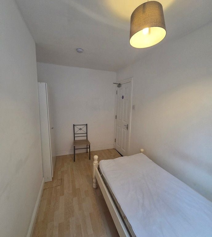 Room Brazil Street in Hull