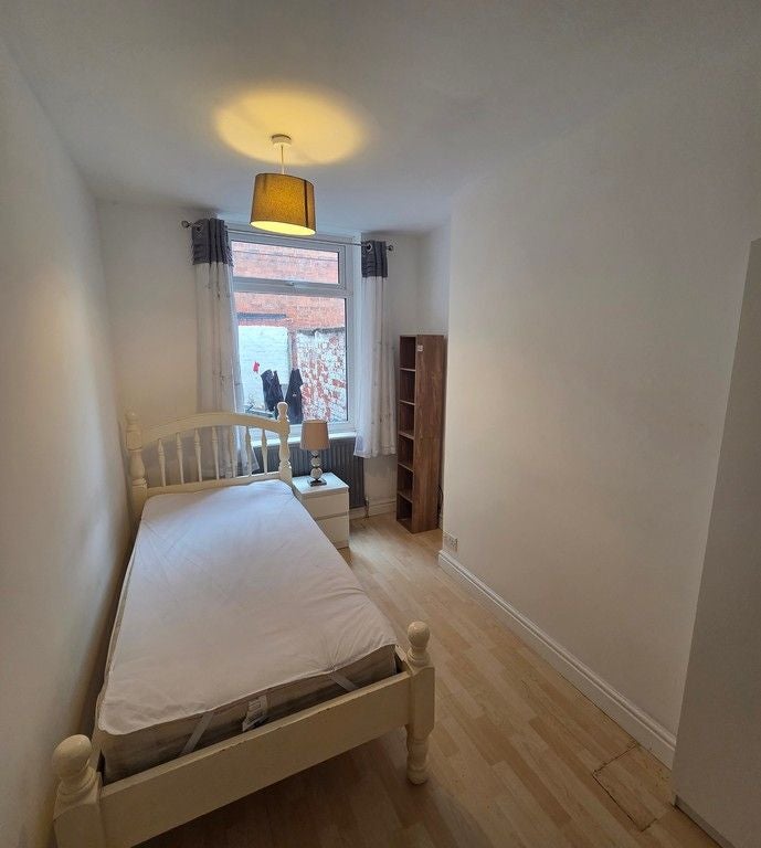 Room Brazil Street in Hull