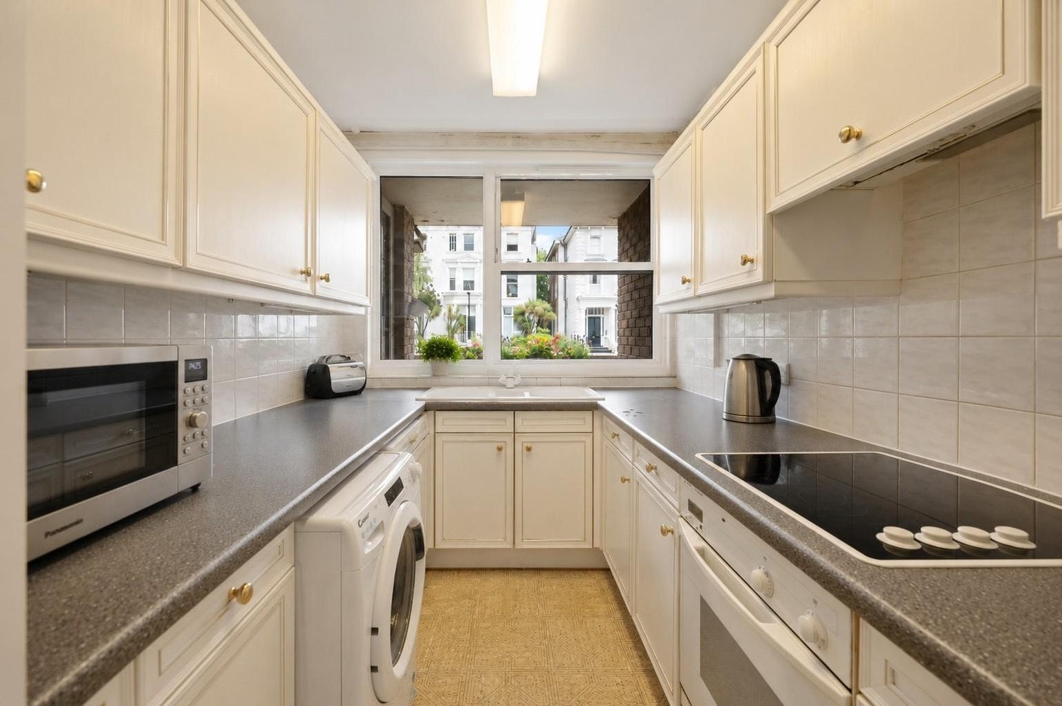 Flat Belsize Grove in Greater London