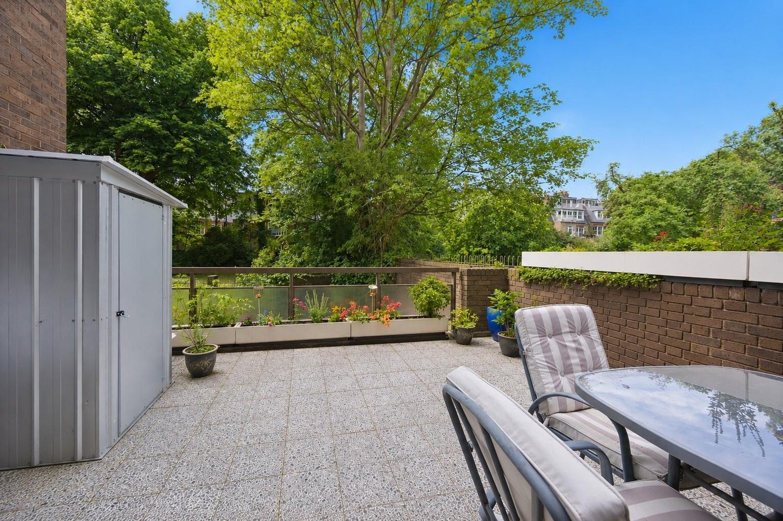 Flat Belsize Grove in Greater London