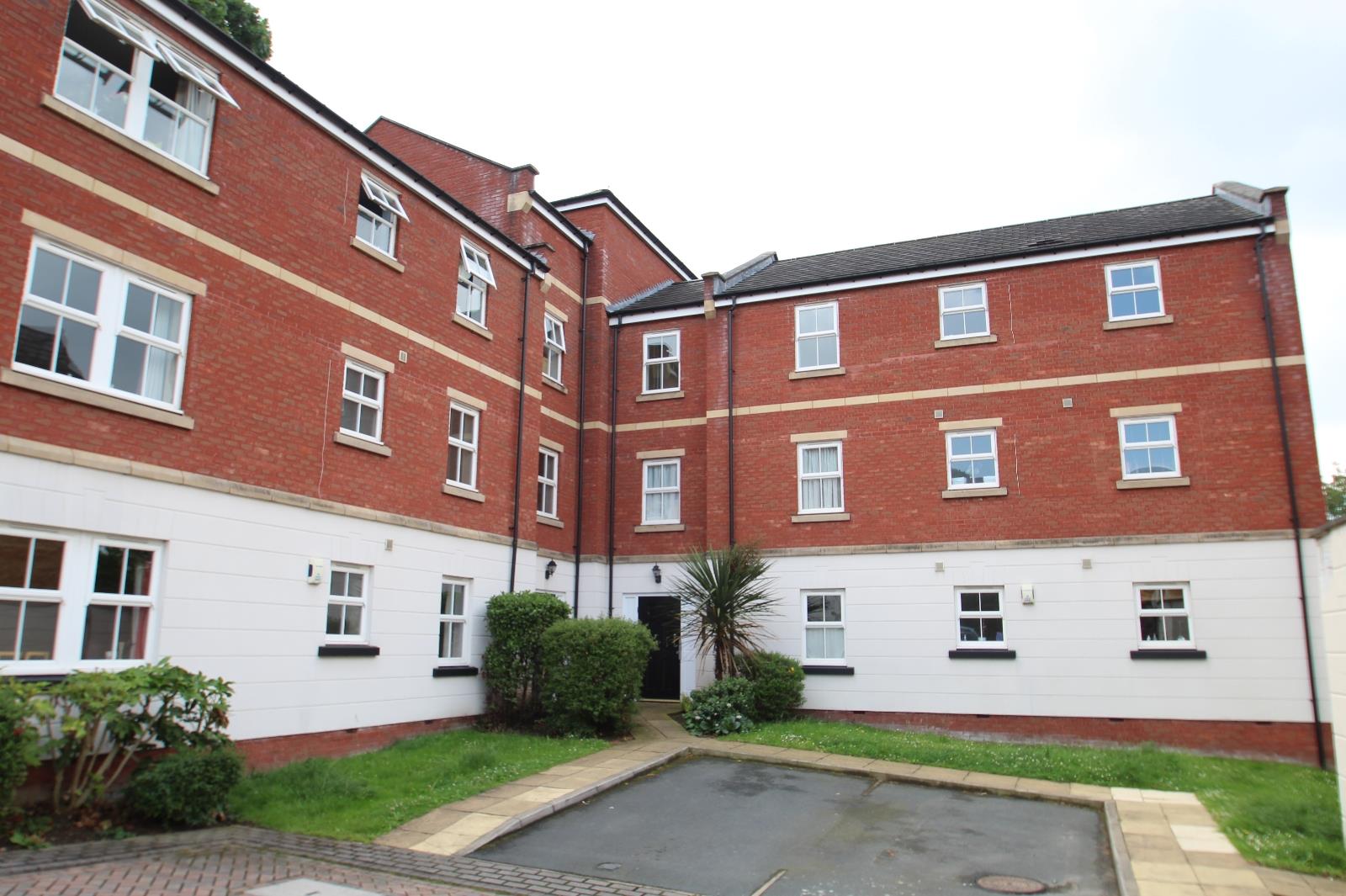 Flat Roxholme Grove in Leeds