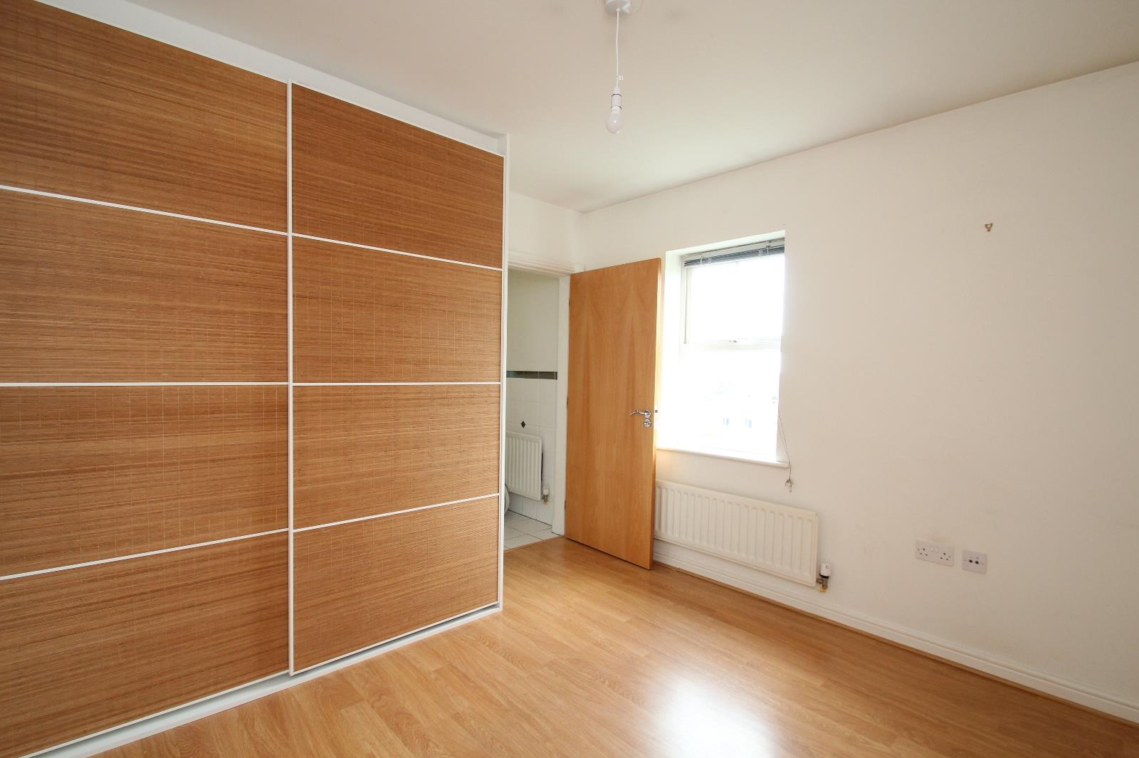 Flat Roxholme Grove in Leeds