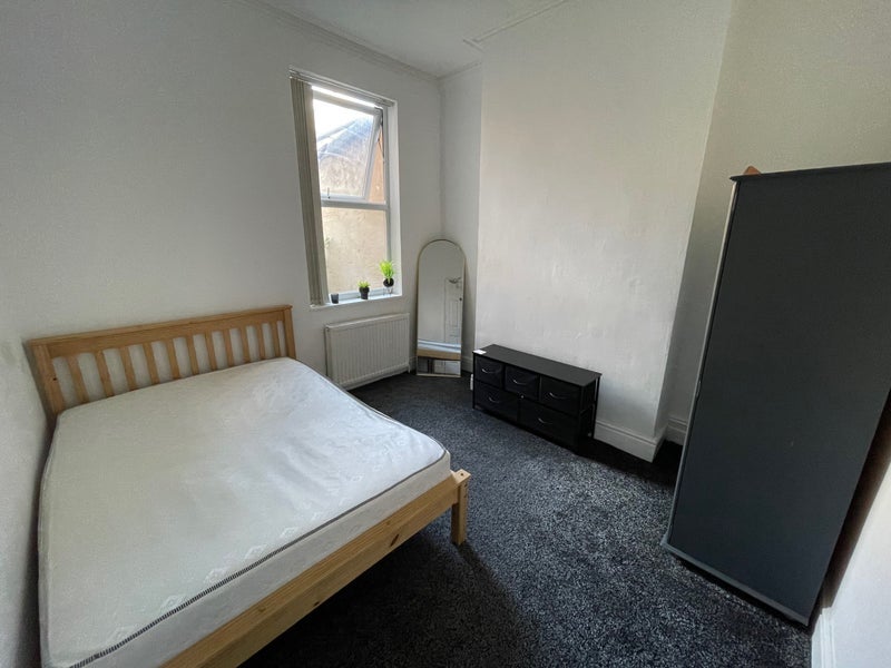 Room Hawarden Avenue in Liverpool