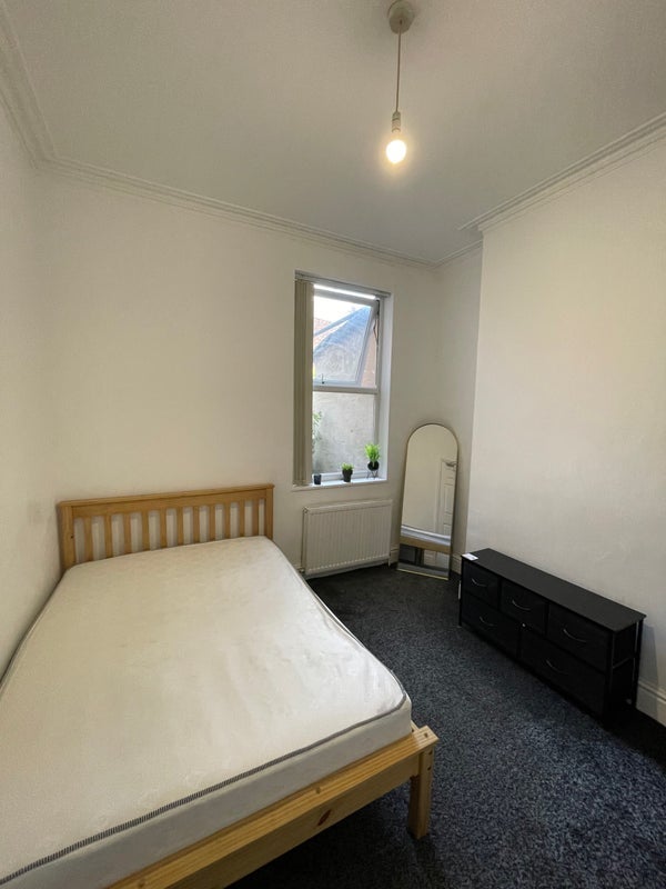 Room Hawarden Avenue in Liverpool
