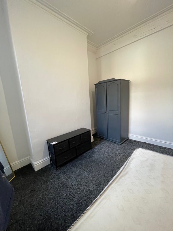 Room Hawarden Avenue in Liverpool