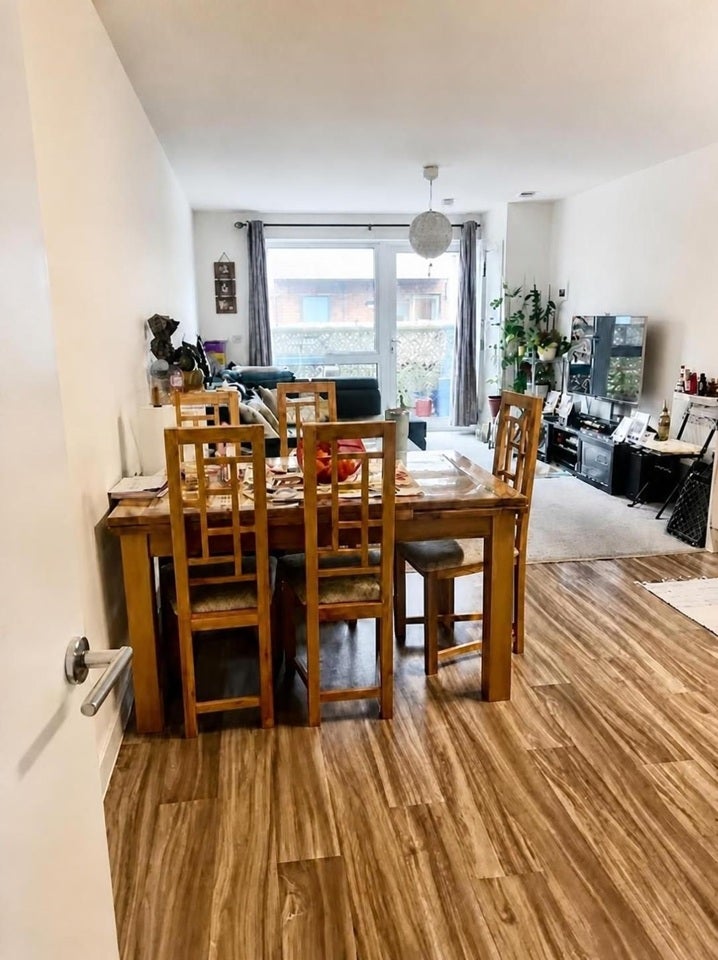 Room Benhill Road in Greater London