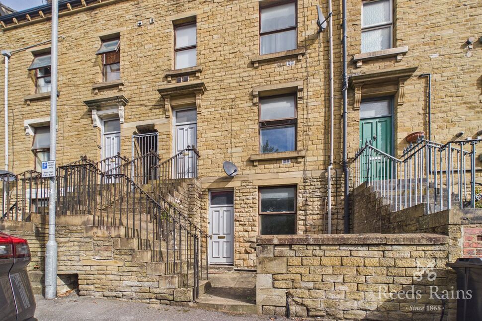 Flat Bankfield Road in Huddersfield