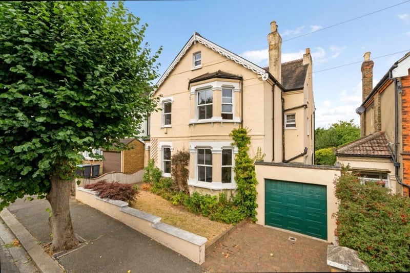 House Dornton Road in Greater London