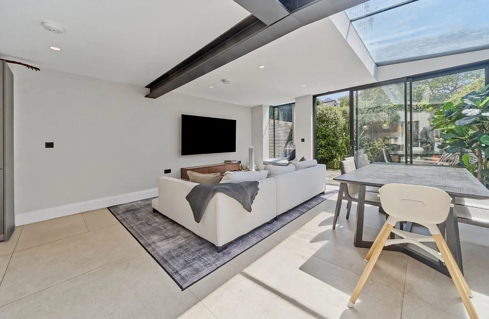 Flat Clarence Avenue in Greater London