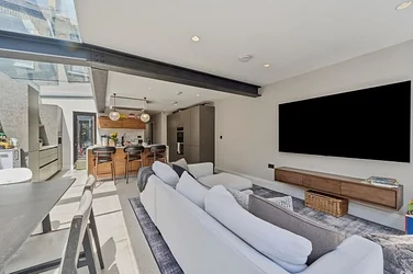 Flat Clarence Avenue in Greater London