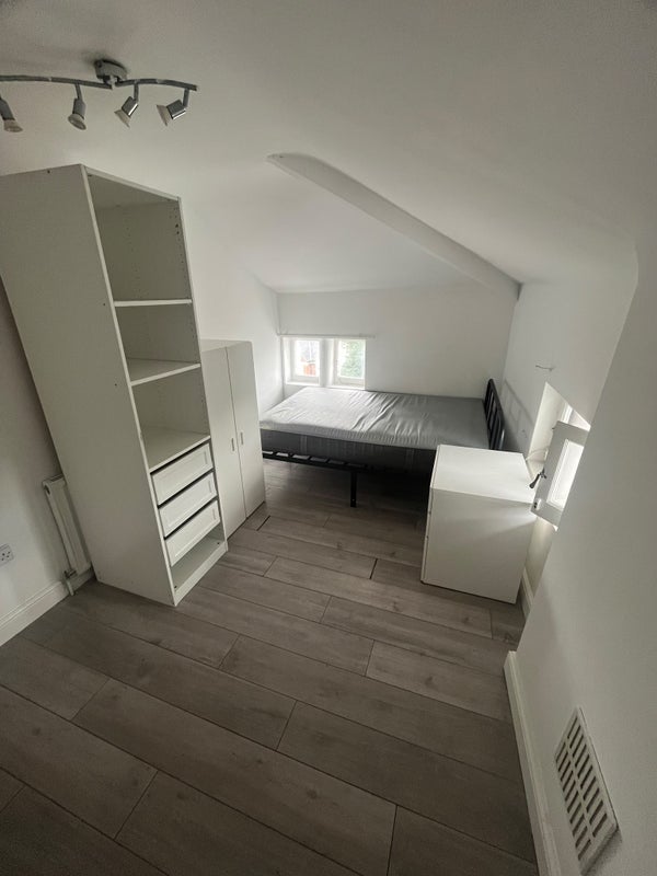 Room Croydon Road in Greater London