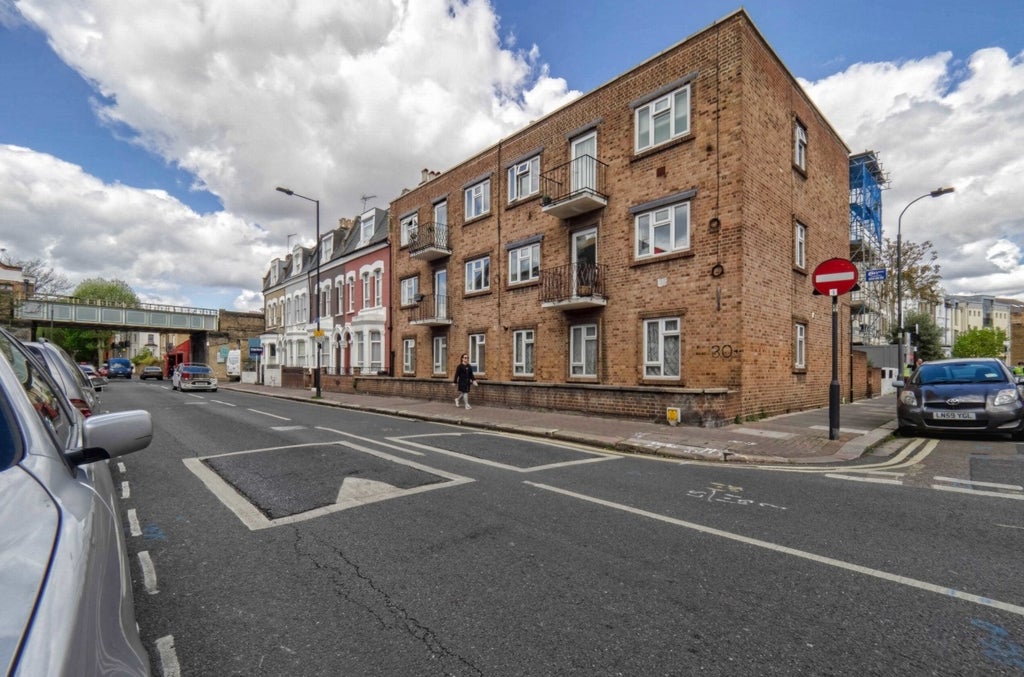 Flat Munster Road in Greater London
