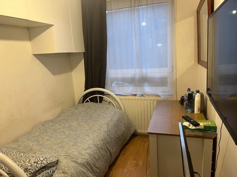 Room Flower and Dean Walk in Greater London