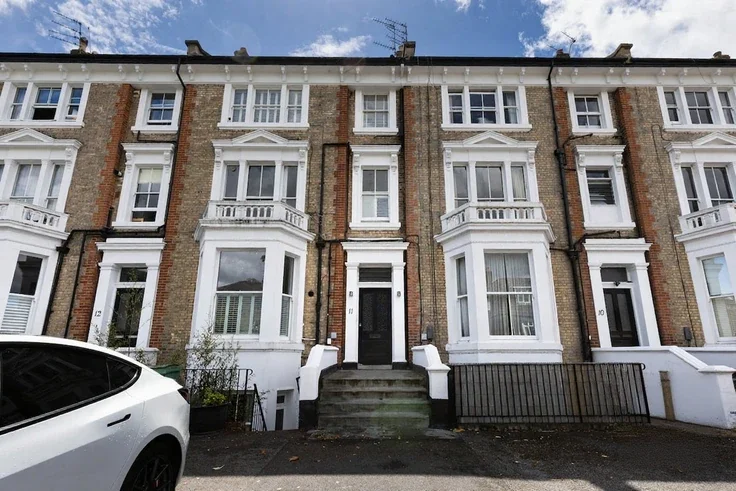 Flat The Barons in Greater London