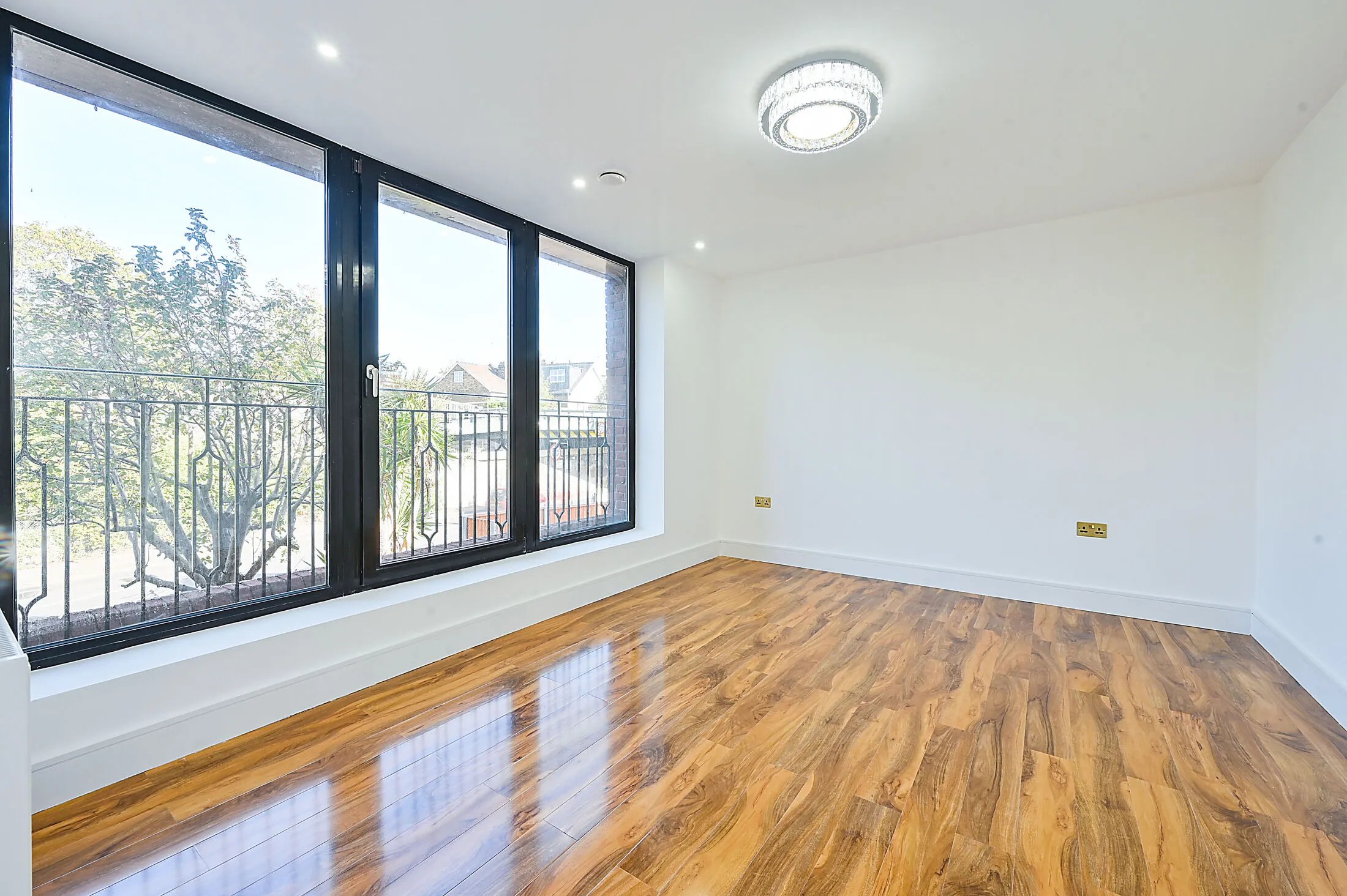 Flat Cobham Road in Greater London