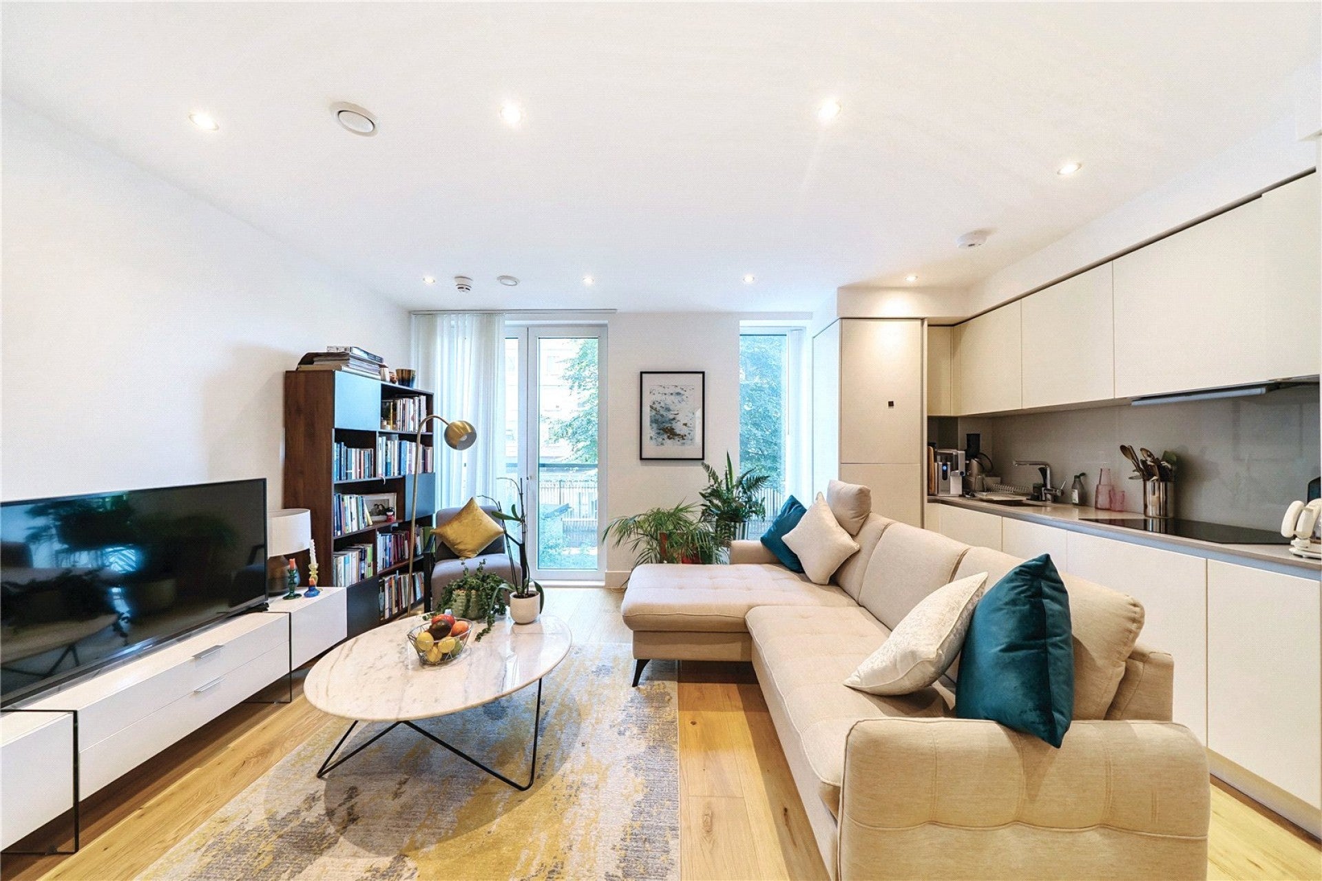 Flat Chiswick High Road in Greater London