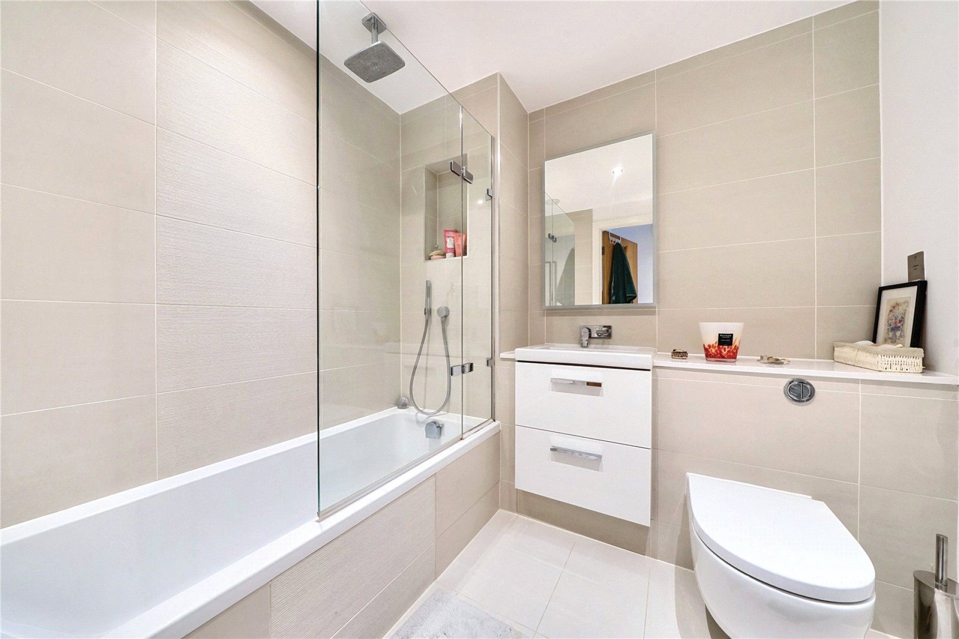 Flat Chiswick High Road in Greater London