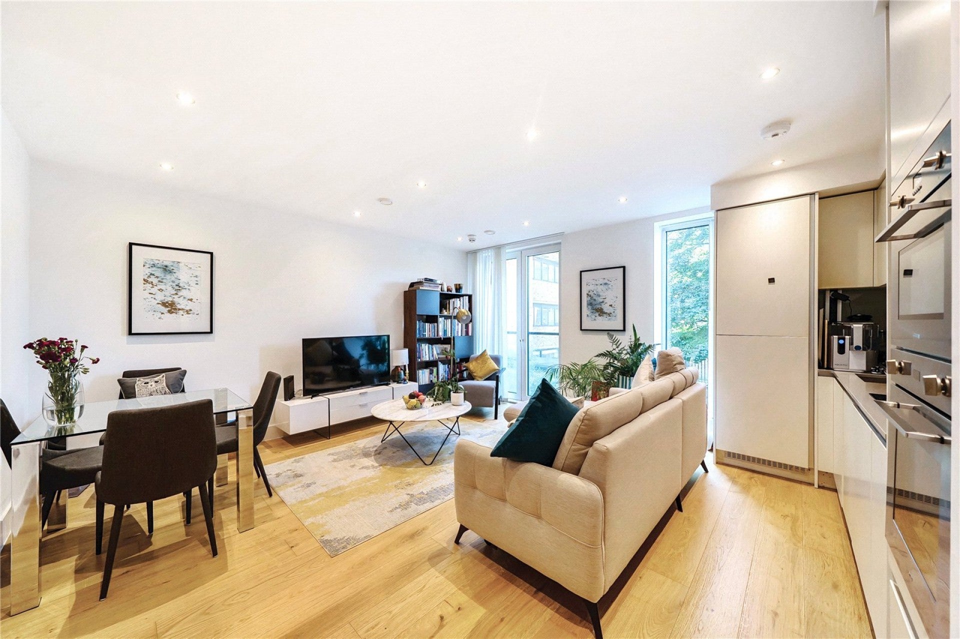 Flat Chiswick High Road in Greater London