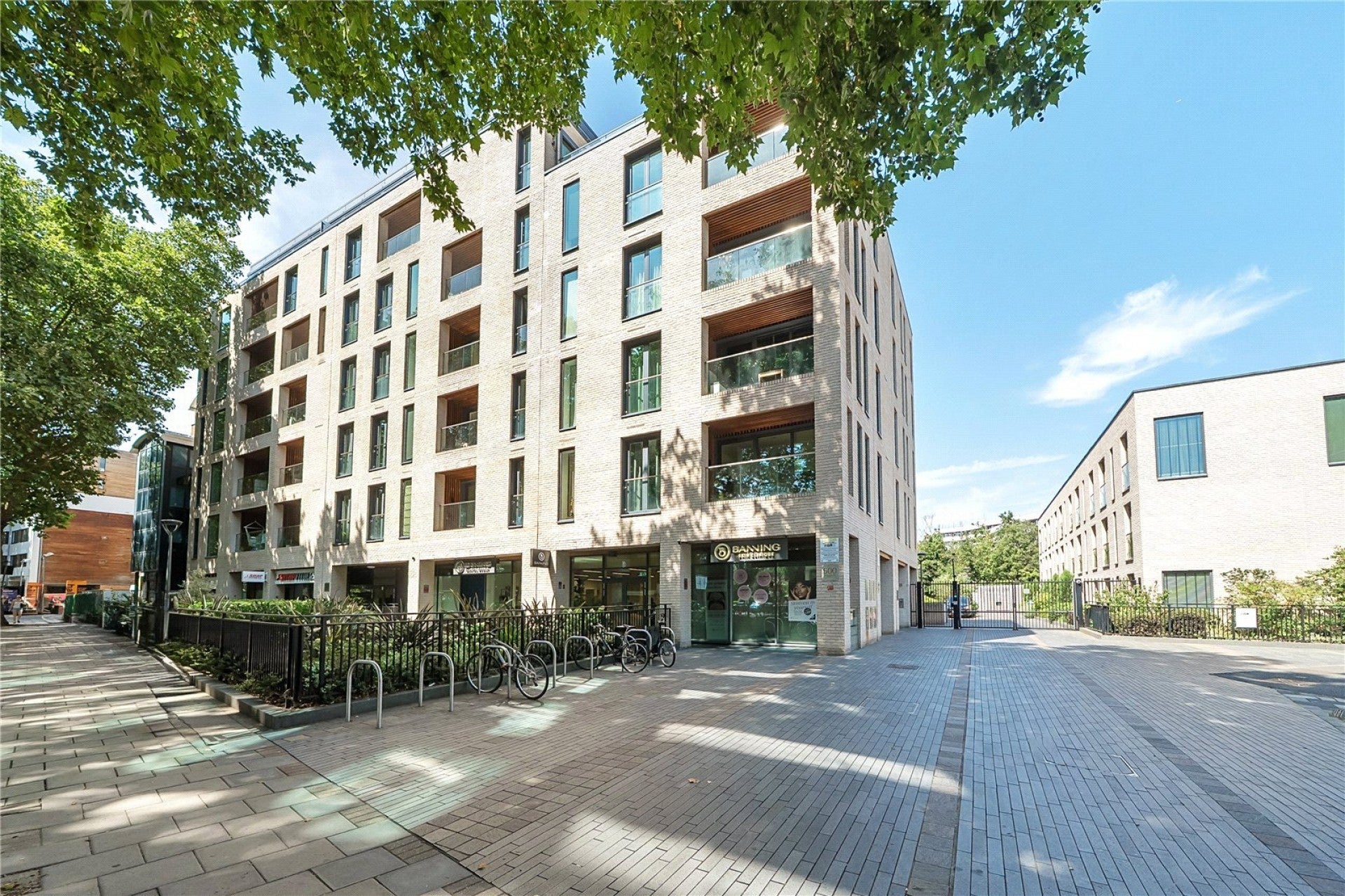 Flat Chiswick High Road in Greater London