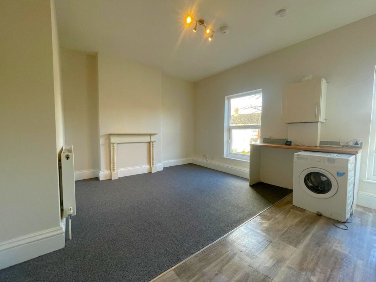 Flat Hainton Avenue in Grimsby